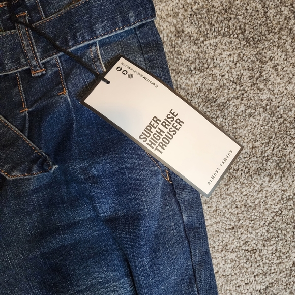 NWT Almost Famous Jeans Super High Rise Crop Trouser Belt Distressed denim sz 9 - Picture 3 of 15